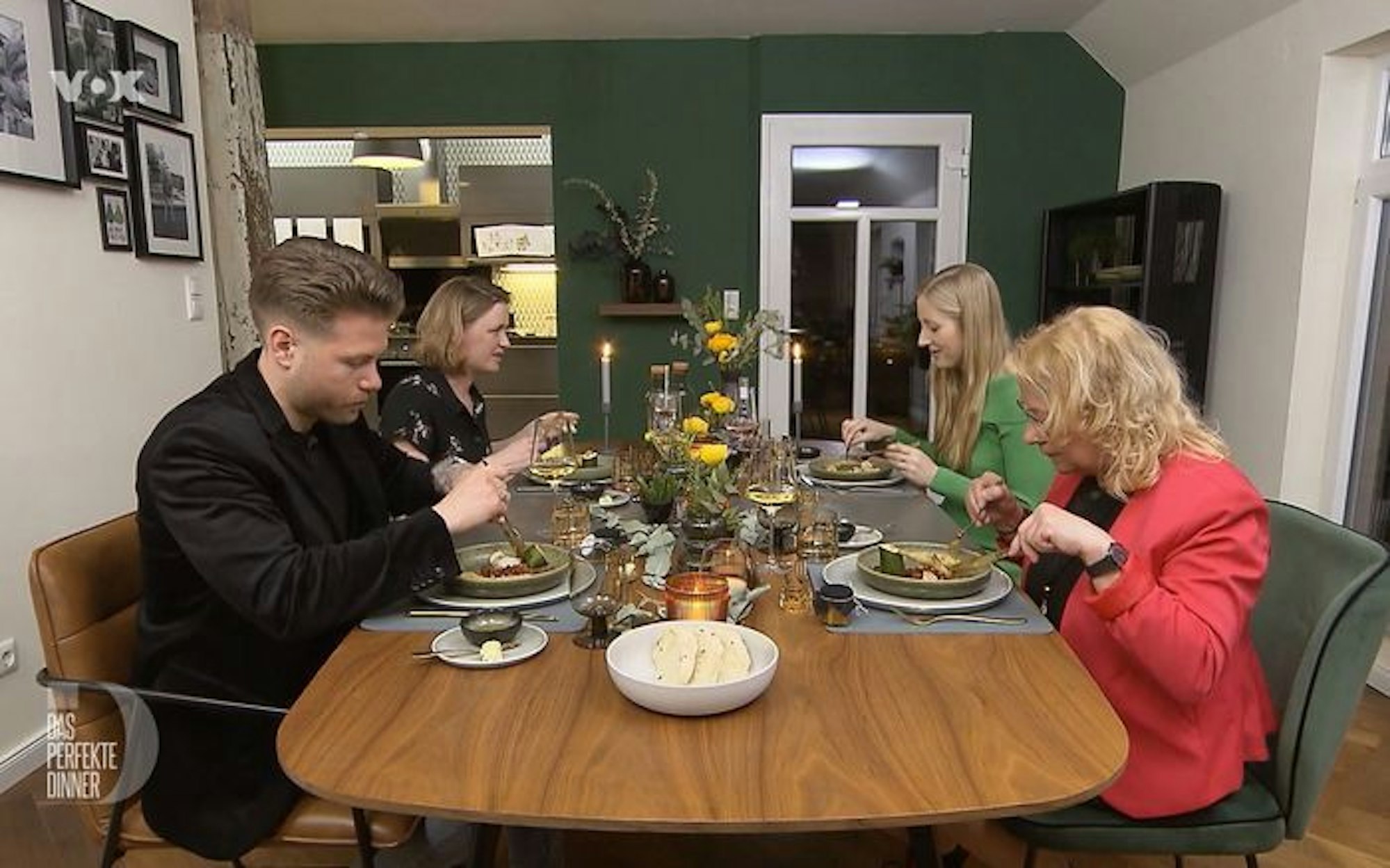 Bei Carina (zweite von links) in Emden trifft sich die Feinschmeckerrunde zum Finalabend von "Das perfekte Dinner" in Ostfriesland.