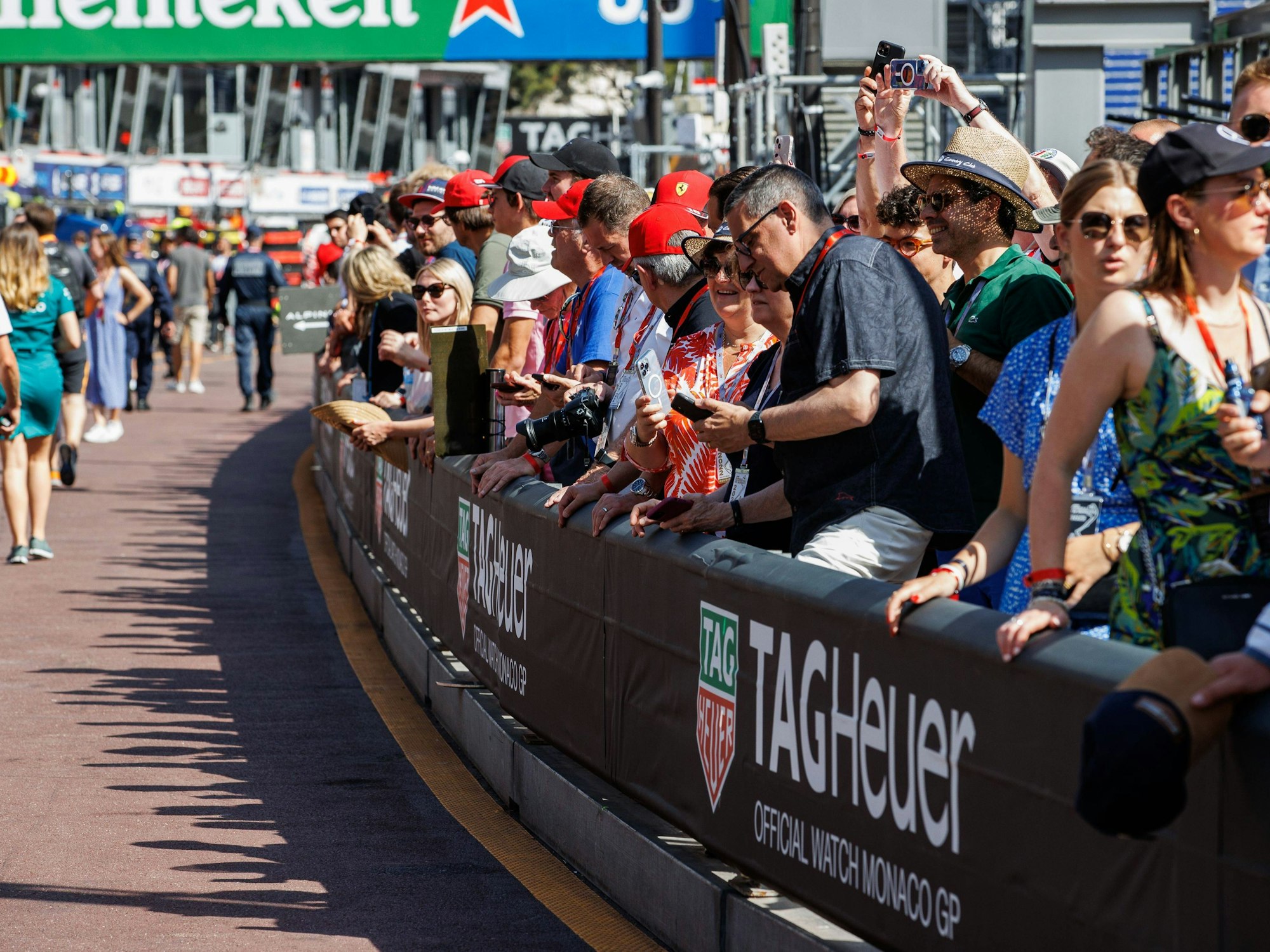 Paddock Gäste dürfen beim Großen Preis von Monaco die Boxengasse besuchen.