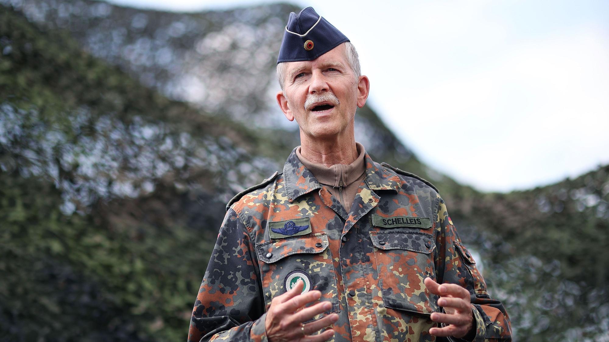Generalleutnant Martin Schelleis, Inspekteur Streitkräftebasis der Bundeswehr, bei einem Besuch des Logistikbataillons 171. Südlich von Magdeburg bereiten sich Logistiker auf die Unterstützung der schnellen Eingreiftruppe der Nato vor. Sie sind Teil der groß angelegten Übung «Wettiner Heide - Robuste Basis» mit aktuell insgesamt 7500 Soldatinnen und Soldaten. +++ dpa-Bildfunk +++