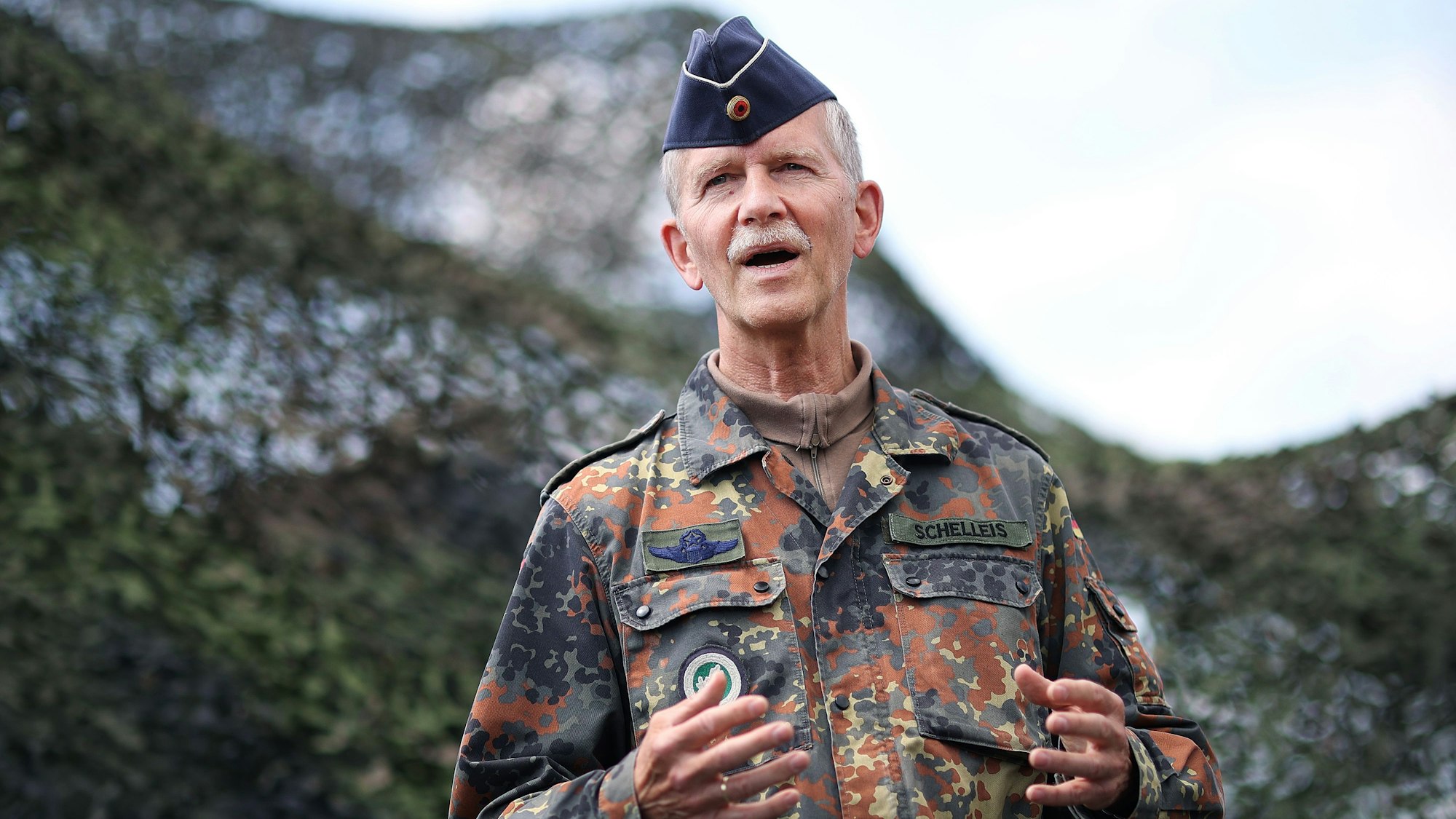 Generalleutnant Martin Schelleis, Inspekteur Streitkräftebasis der Bundeswehr, bei einem Besuch des Logistikbataillons 171. Südlich von Magdeburg bereiten sich Logistiker auf die Unterstützung der schnellen Eingreiftruppe der Nato vor. Sie sind Teil der groß angelegten Übung «Wettiner Heide - Robuste Basis» mit aktuell insgesamt 7500 Soldatinnen und Soldaten. +++ dpa-Bildfunk +++