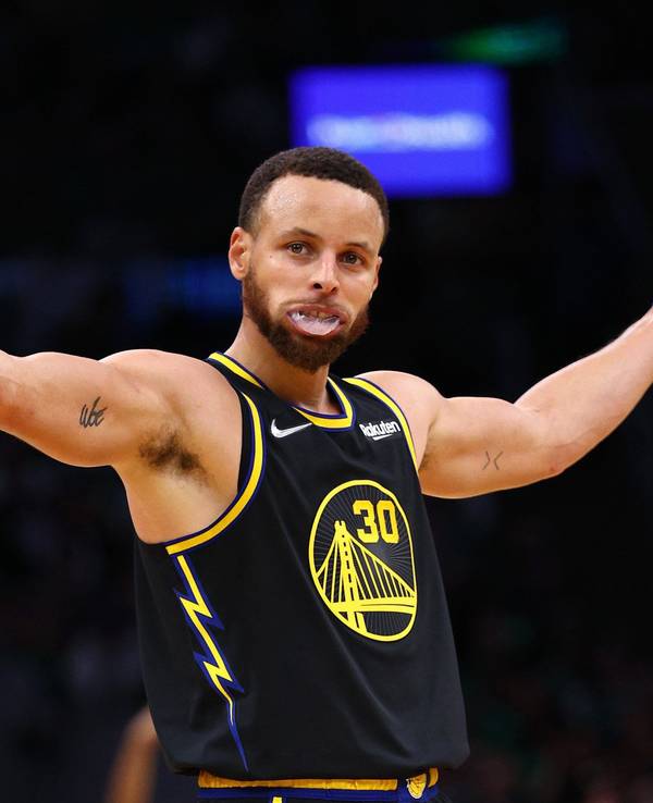 Stephen Curry breitet die Arme aus und lässt sich feiern.
