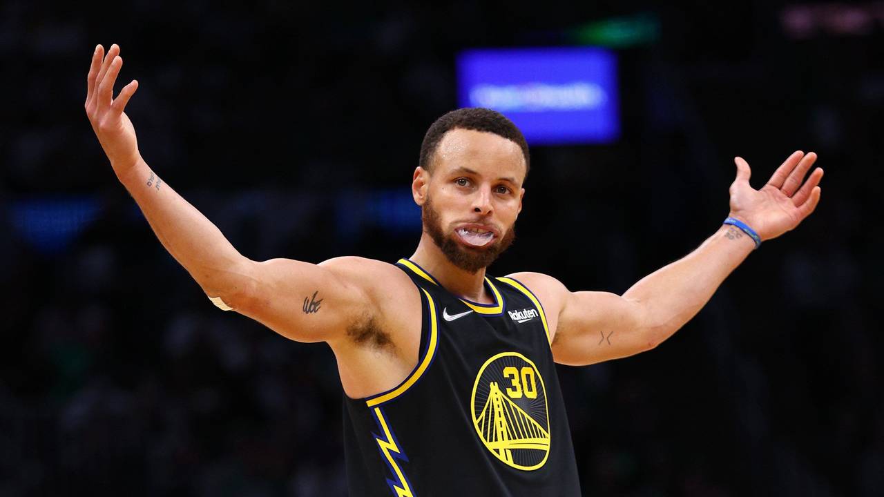 Stephen Curry breitet die Arme aus und lässt sich feiern.