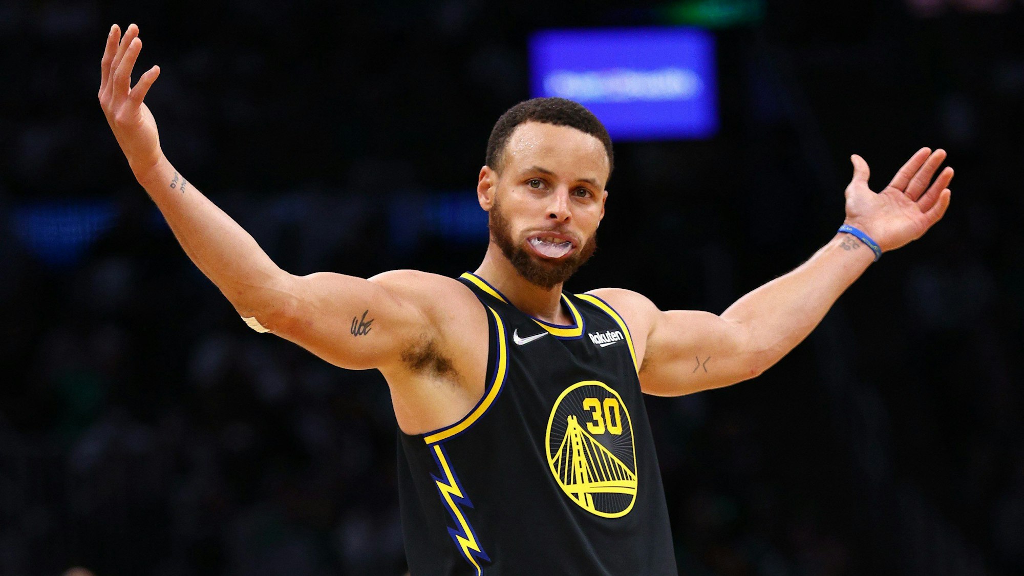 Stephen Curry breitet die Arme aus und lässt sich feiern.