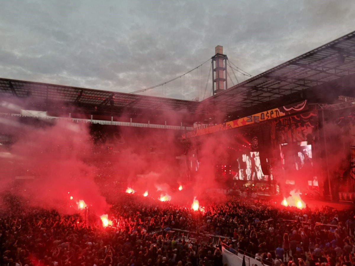 Pyro bei den Toten Hosen im Kölner FC-Stadion.