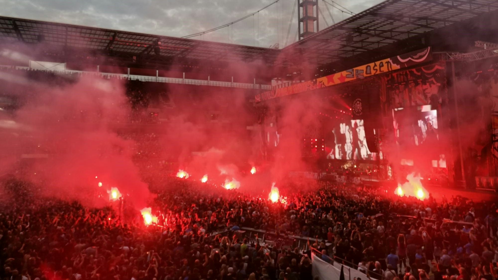 Pyro bei den Toten Hosen im Kölner FC-Stadion.