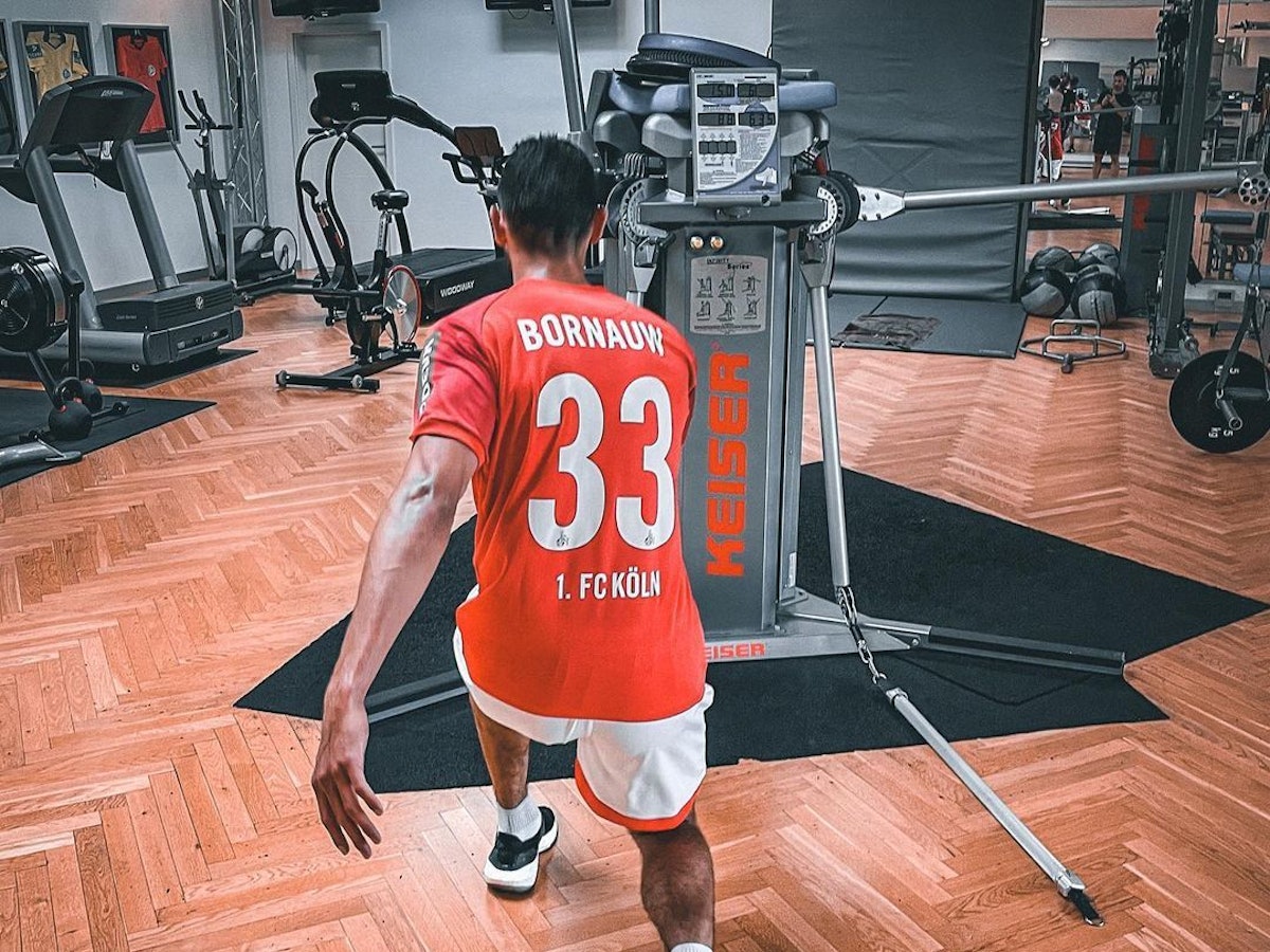 Ellyes Skhiri trainiert mit einem Trikot von Sebastiaan Bornauw.