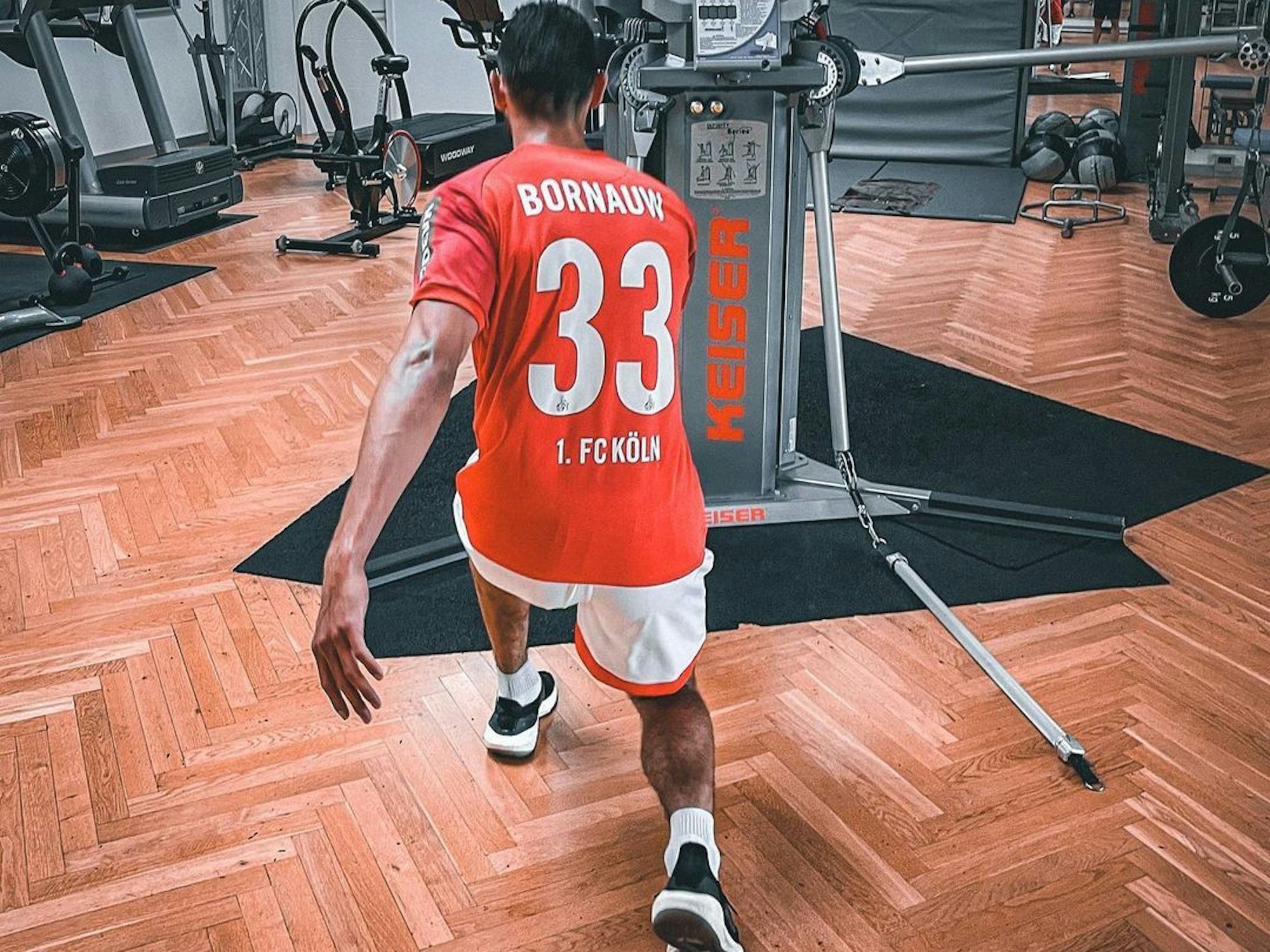 Ellyes Skhiri trainiert mit einem Trikot von Sebastiaan Bornauw.
