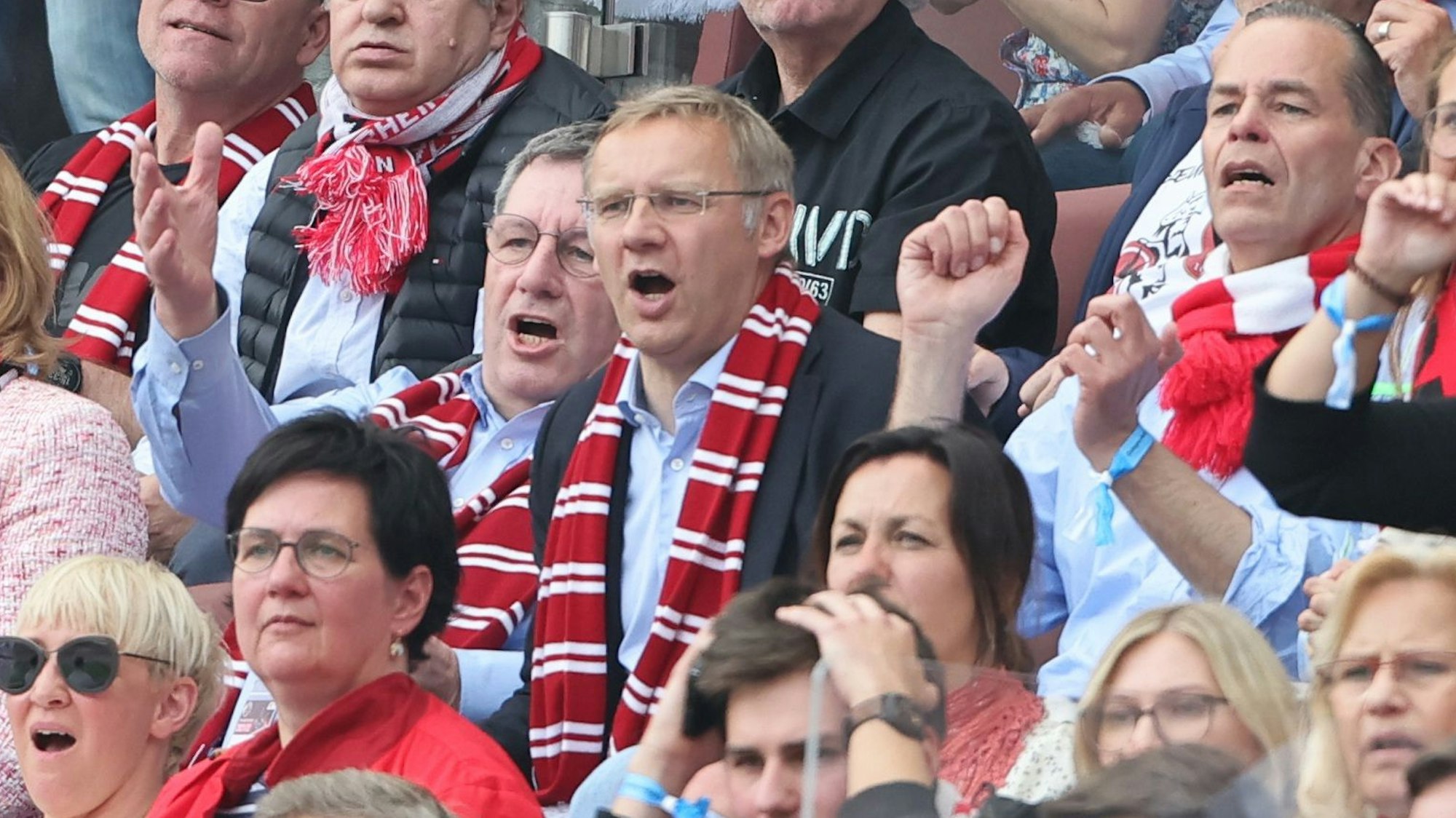 FC-Präsident Werner Wolf und Vize Eckhard Sauren beim Bundesliga-Heimspiel des 1. FC Köln gegen den VfL Wolfsburg am 7. Mai 2022