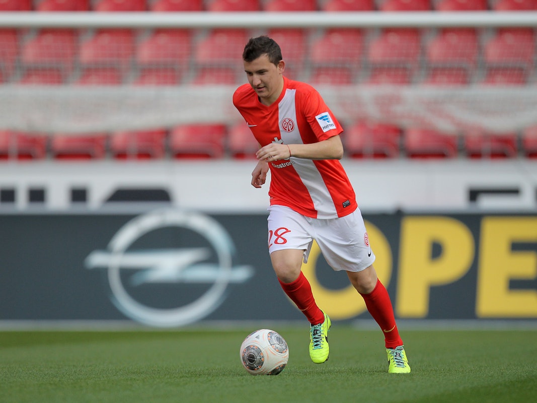 Todor Nedelew auf dem Spielfeld in Ballbesitz.