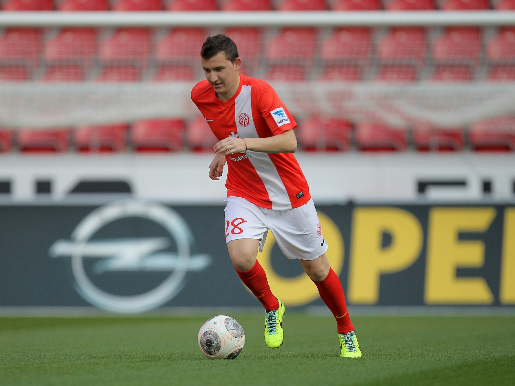 Todor Nedelew auf dem Spielfeld in Ballbesitz.