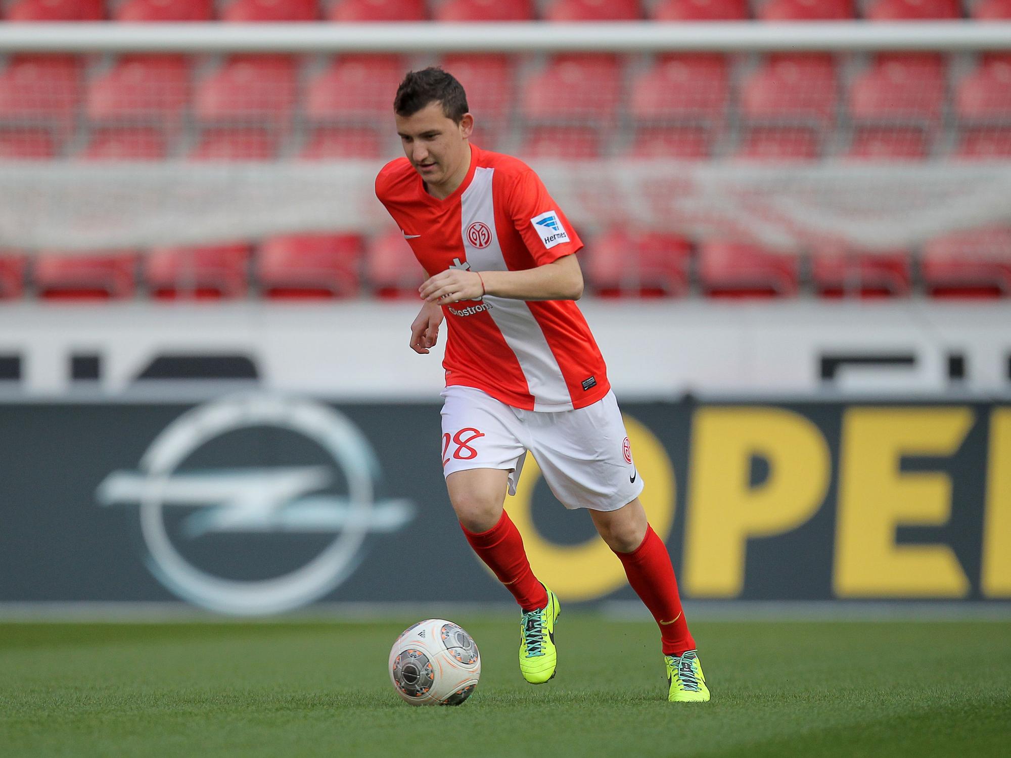 Todor Nedelew auf dem Spielfeld in Ballbesitz.