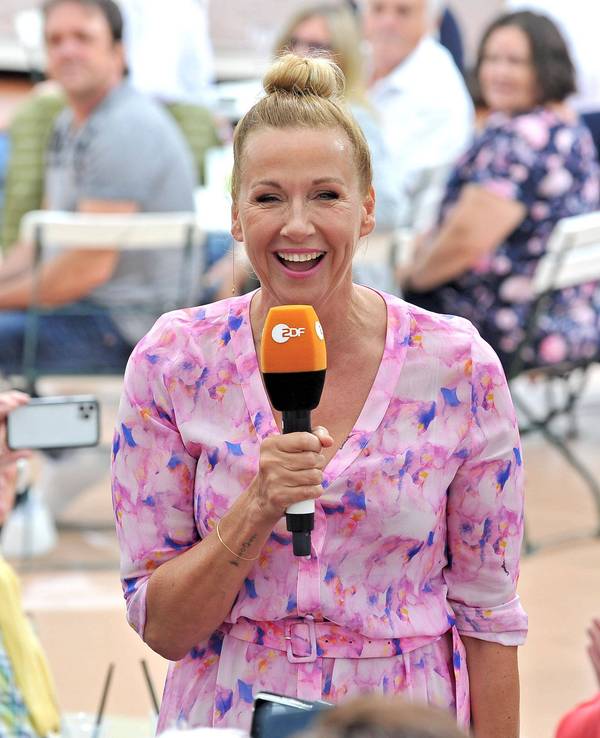 Moderatorin Andrea Kiwi Kiewel während der ZDF - Unterhaltungsshow Fernsehgarten am 05.06.2022 in Mainz.