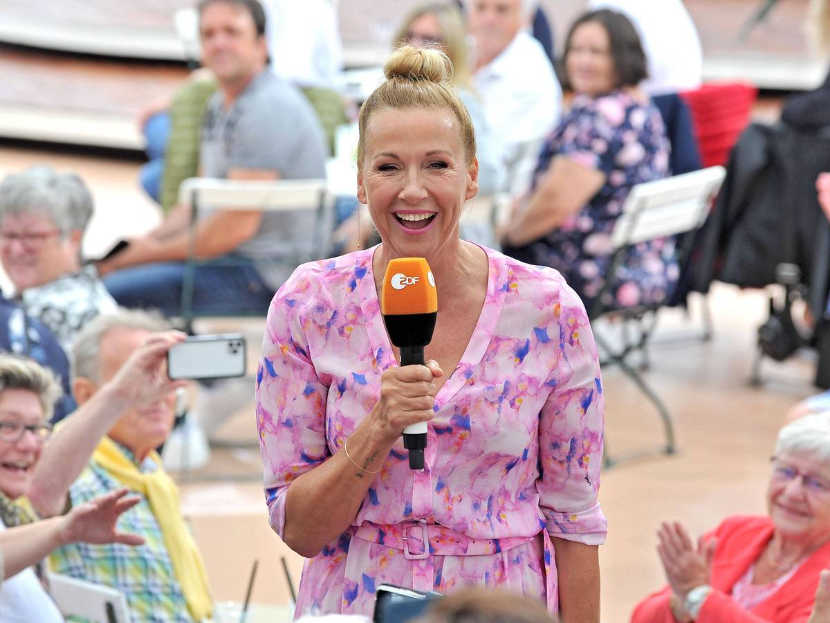Moderatorin Andrea Kiwi Kiewel während der ZDF - Unterhaltungsshow Fernsehgarten am 05.06.2022 in Mainz.