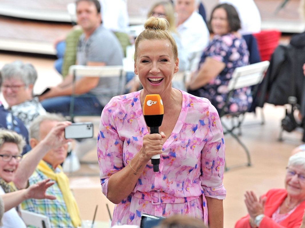 Moderatorin Andrea Kiwi Kiewel während der ZDF - Unterhaltungsshow Fernsehgarten am 05.06.2022 in Mainz.