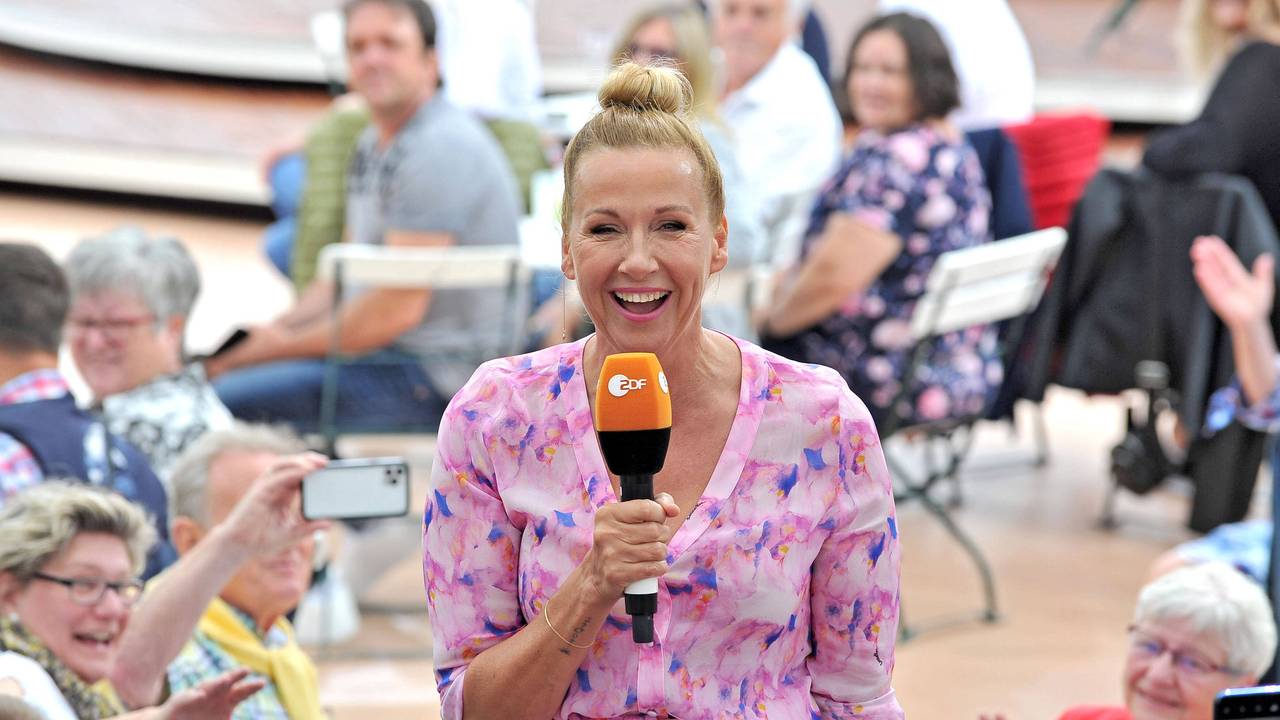 Moderatorin Andrea Kiwi Kiewel während der ZDF - Unterhaltungsshow Fernsehgarten am 05.06.2022 in Mainz.