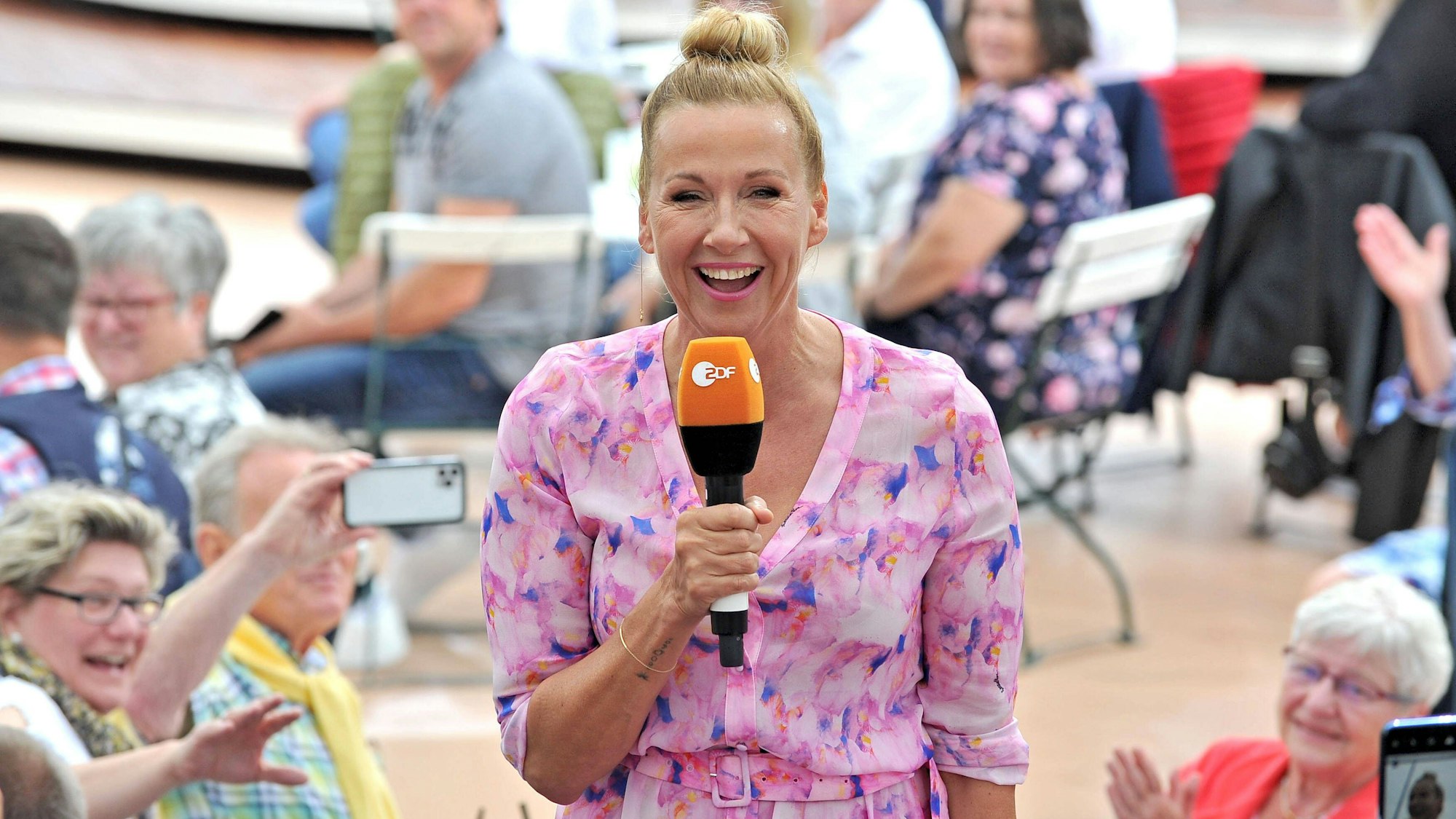 ZDF-„Fernsehgarten“-Moderatorin Andrea Kiewel, hier in der Ausgabe am 5. Juni 2022, steht seit mehr als 20 Jahren für die Sendung vor der Kamera.