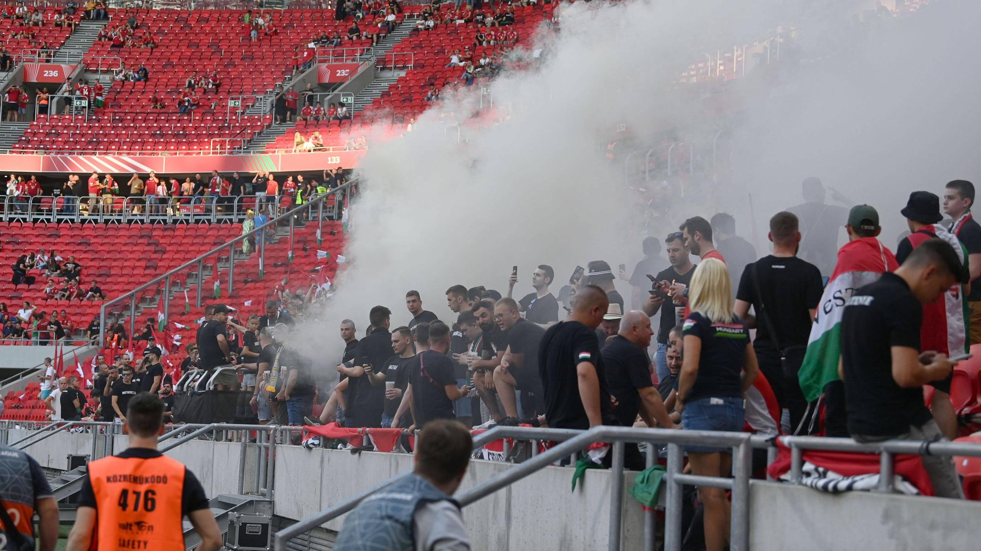 Ungarische Fans brennen im Stadion Pyrotechnik ab