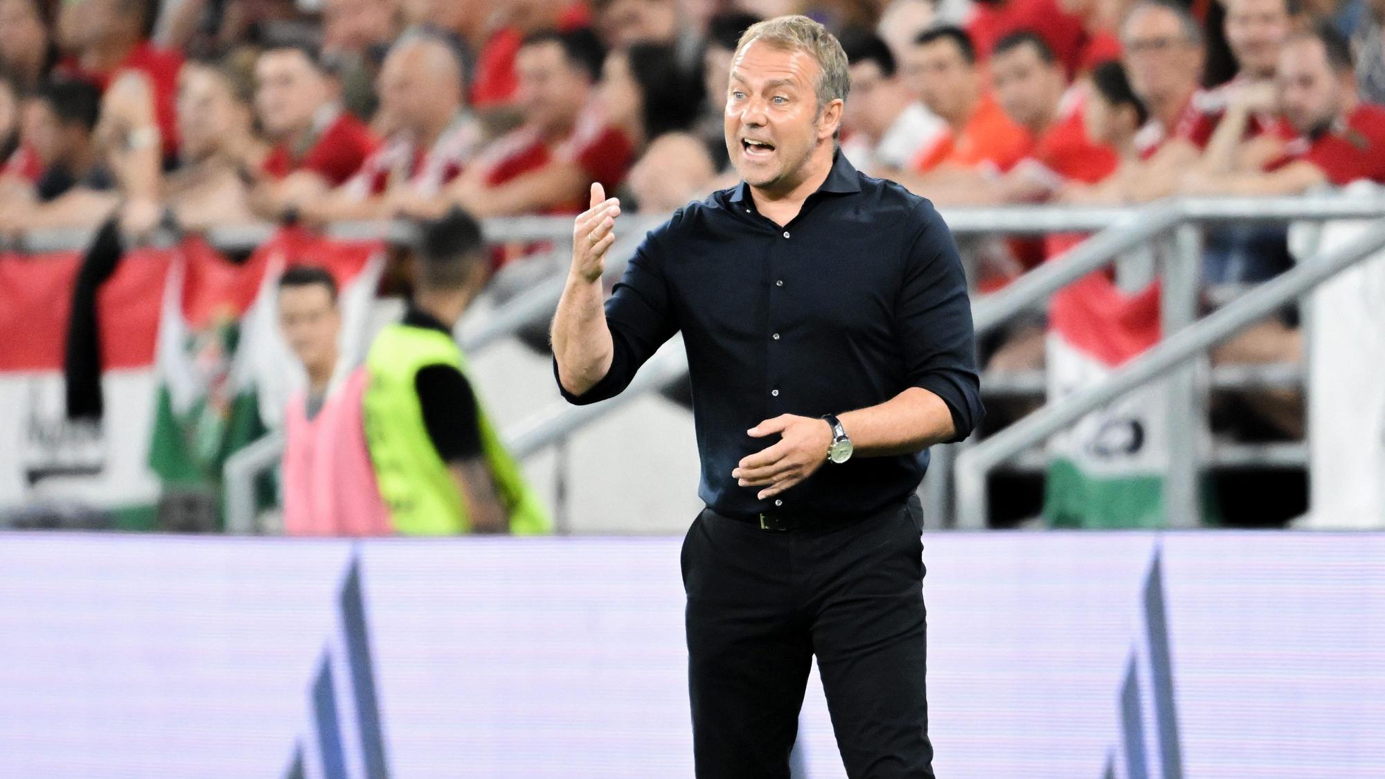 Deutschlands Trainer Hansi Flick reagiert am Spielfeldrand.
