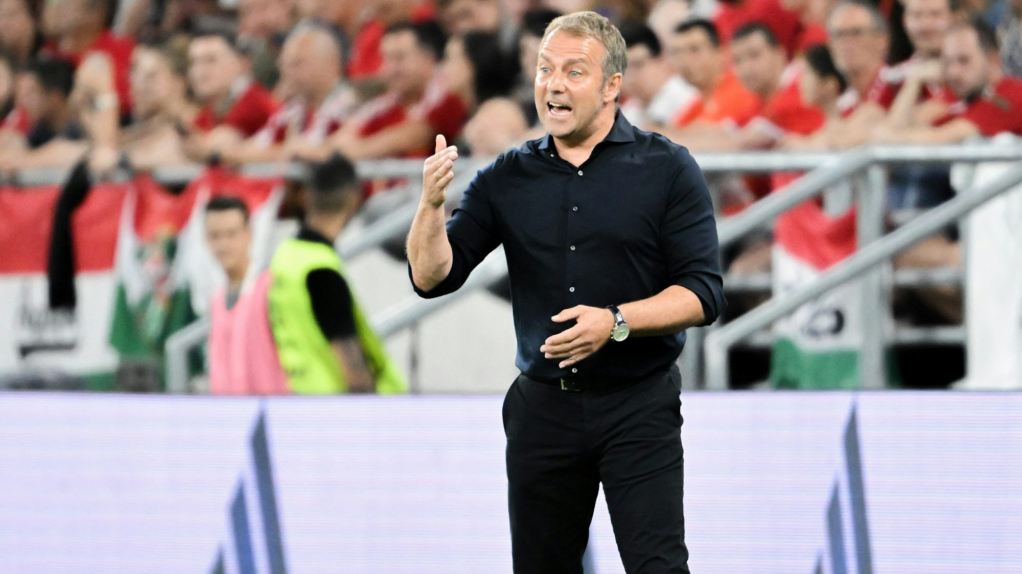 Deutschlands Trainer Hansi Flick reagiert am Spielfeldrand.