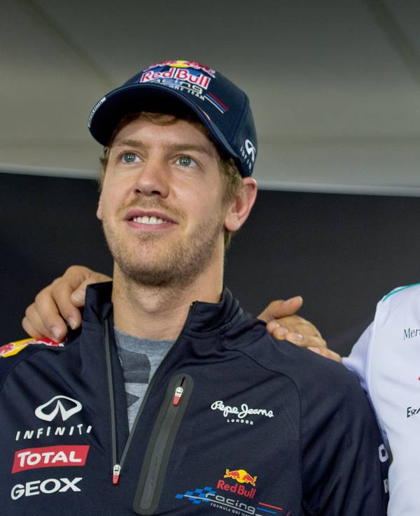 Sebastian Vettel (links), Michael Schumacher (Mitte), und Fernando Alonso posieren nach einer Pressekonferenz für ein Foto.