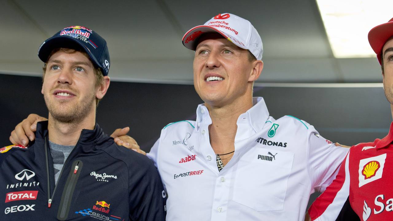 Sebastian Vettel (links), Michael Schumacher (Mitte), und Fernando Alonso posieren nach einer Pressekonferenz für ein Foto.