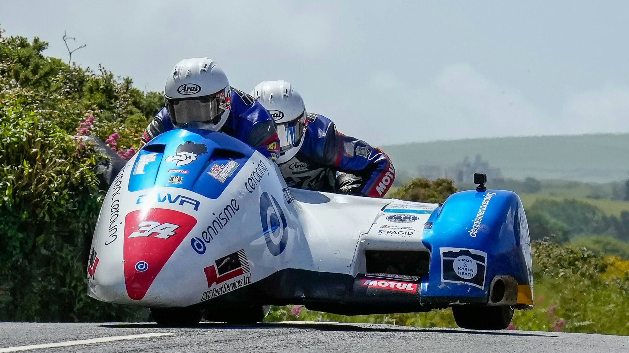 Roger und Bradley Stockton in ihrem Seitenwagen beim Rennen der Tourist Trophy
