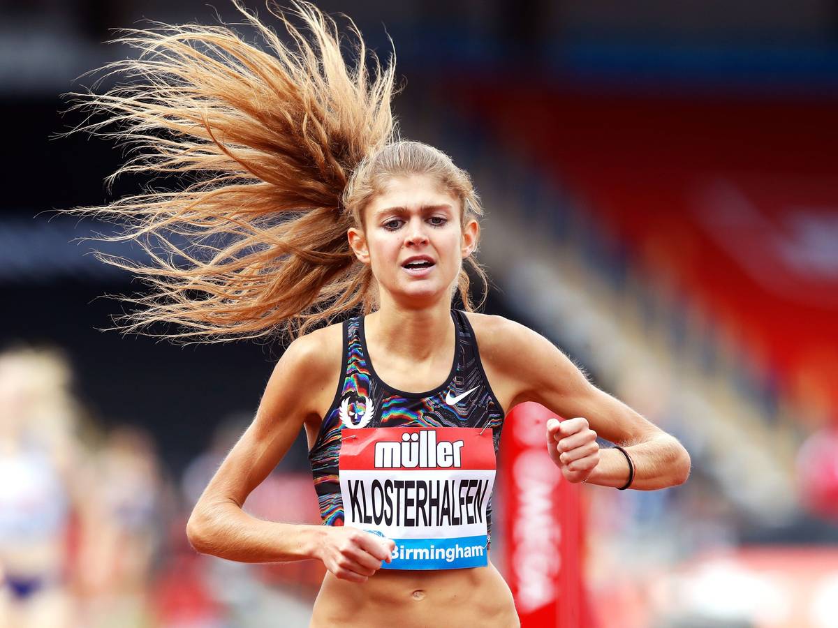 Konstanze Klosterhalfen aus Deutschland kommt als Siegerin ins Ziel.