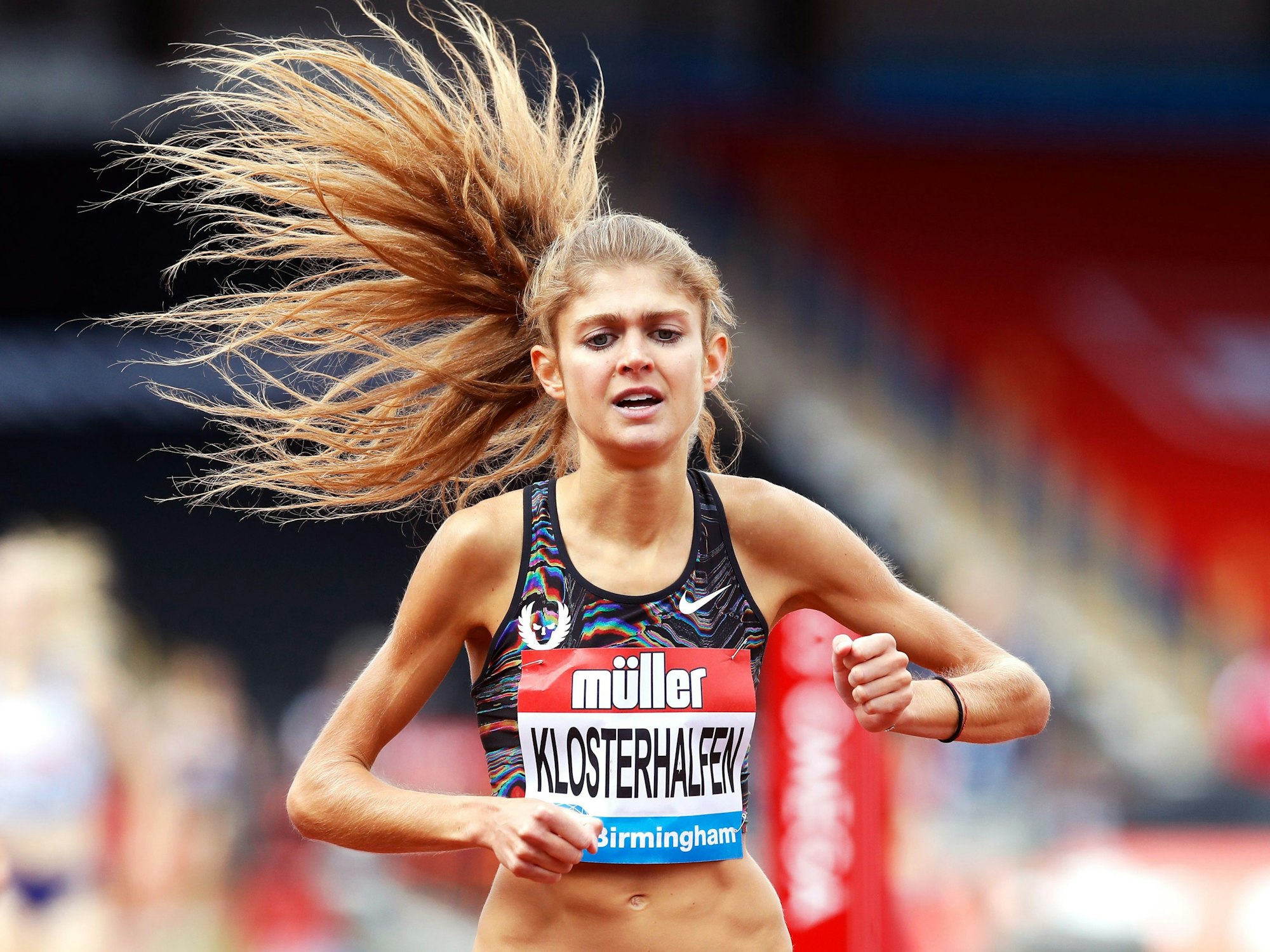 Konstanze Klosterhalfen aus Deutschland kommt als Siegerin ins Ziel.