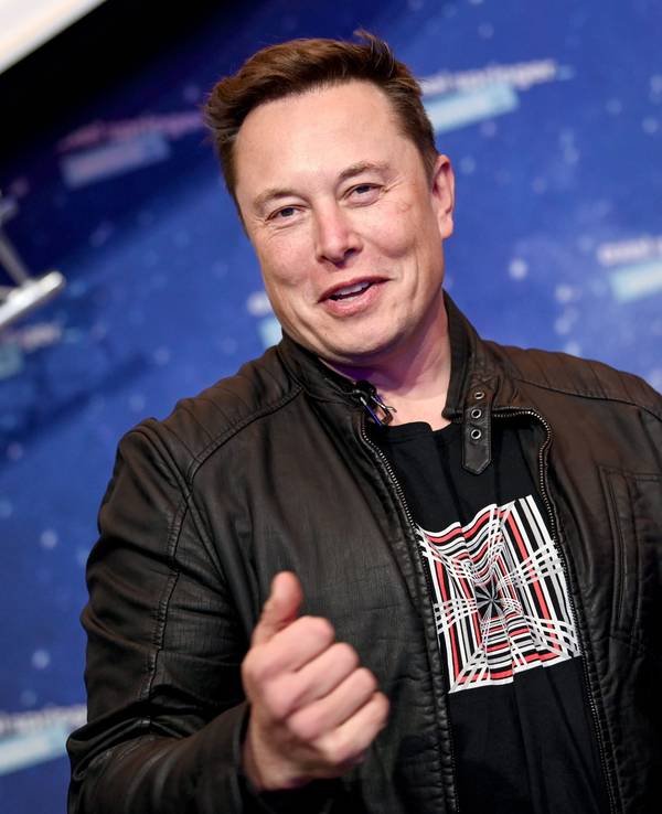 Elon Musk gestikuliert