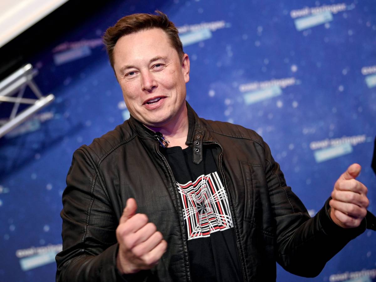 Elon Musk gestikuliert