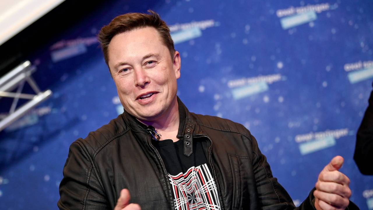 Elon Musk gestikuliert