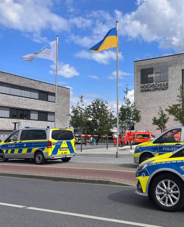 Einsatzfahrzeuge der Polizei stehen vor dem Gebäude der Hochschule Hamm-Lippstadt. An der Hochschule Hamm-Lippstadt hat ein 34-jähriger Mann mit einem Messer mehrere Menschen angegriffen und vier Personen verletzt, einige von ihnen schwer. Er wurde von Studenten überwältigt und festgehalten, bis Polizisten ihn festnahmen.