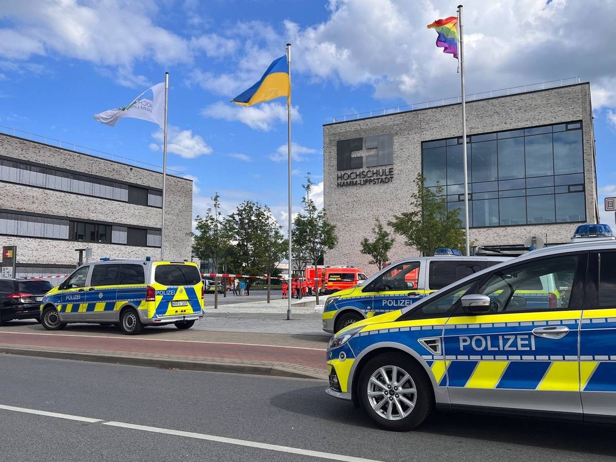 Einsatzfahrzeuge der Polizei stehen vor dem Gebäude der Hochschule Hamm-Lippstadt. An der Hochschule Hamm-Lippstadt hat ein 34-jähriger Mann mit einem Messer mehrere Menschen angegriffen und vier Personen verletzt, einige von ihnen schwer. Er wurde von Studenten überwältigt und festgehalten, bis Polizisten ihn festnahmen.