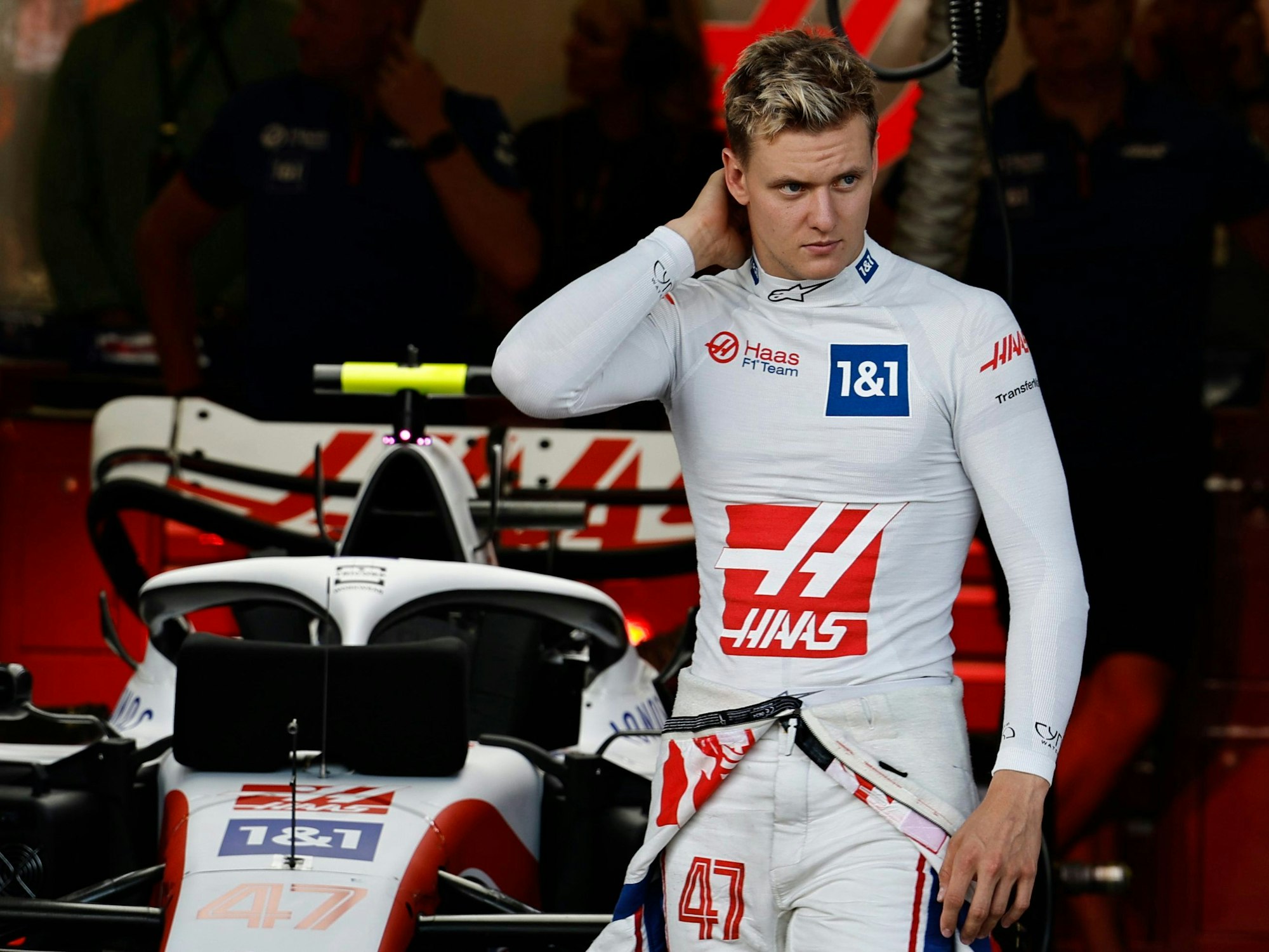 Haas-Fahrer Mick Schumacher guckt enttäuscht nach seinem Aus im Qualifying vor dem Großen Preis von Aserbaidschan.