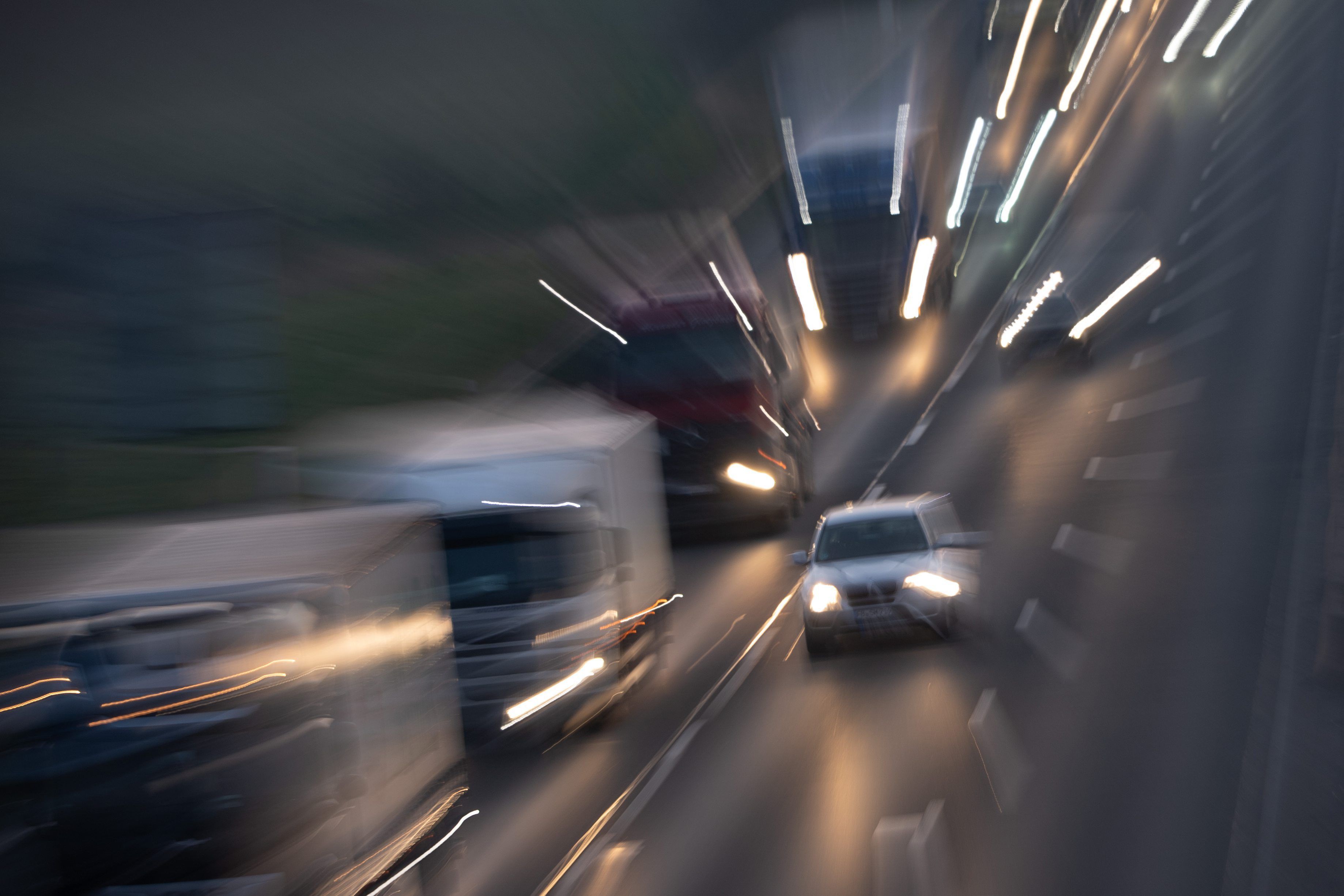 Kommt es jetzt doch noch zu einem Tempolimit in Deutschland? Hier ein Foto von Fahrzeugen auf einer Autobahn.