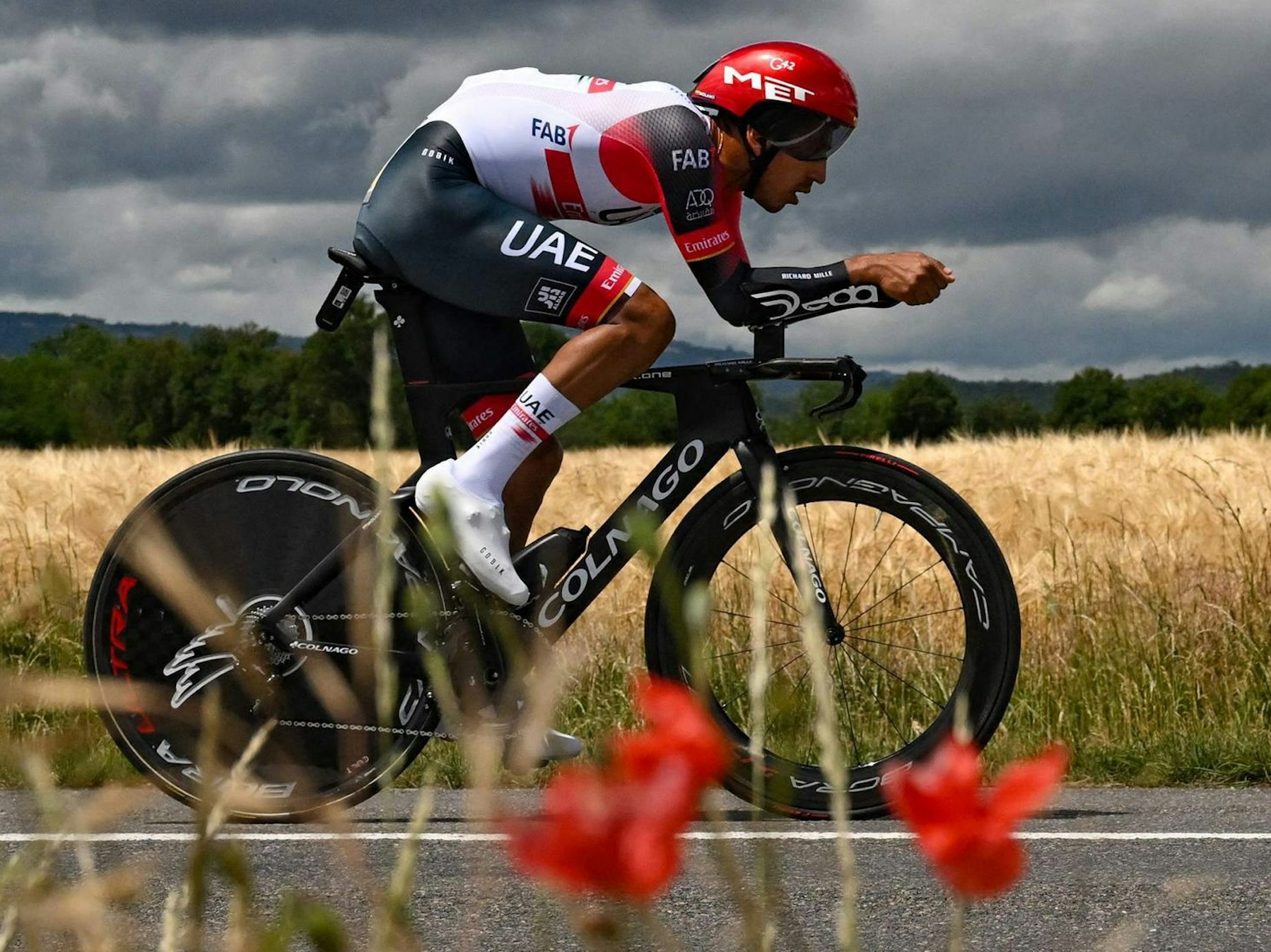Der kolumbianische Radprofi Juan Sebastian Molano auf seinem Zeitfahrrad in Aktion.