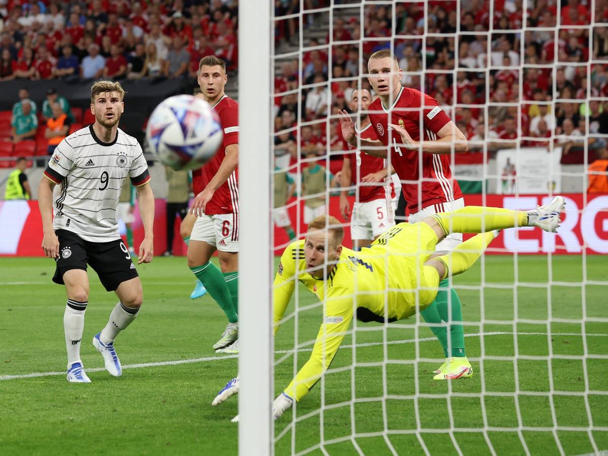 Timo Werner schaut dem Ball nach seinem Schuss hinterher.