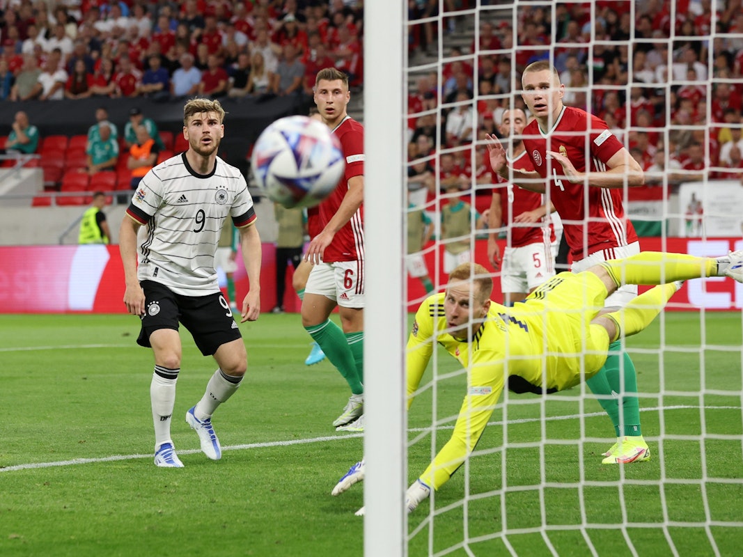 Timo Werner schaut dem Ball nach seinem Schuss hinterher.