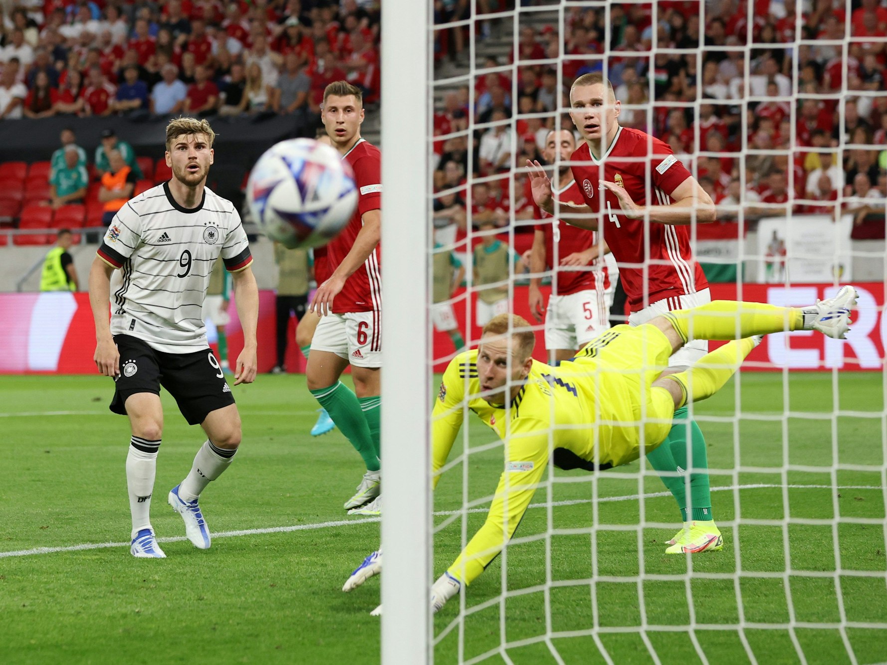 Timo Werner schaut dem Ball nach seinem Schuss hinterher.