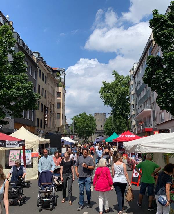Besucherinnen und Besucher des Südstadt-Festes auf der Bonner Straße in Köln.