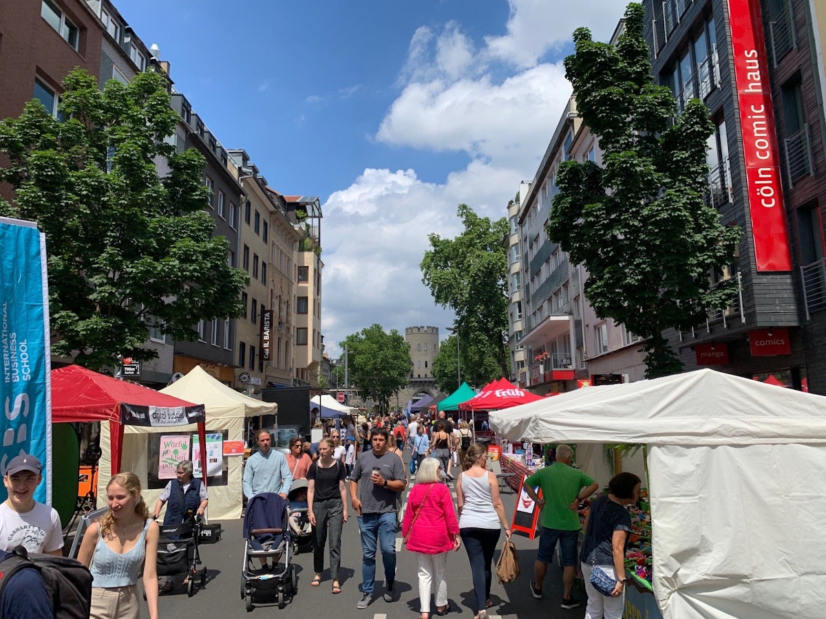 Besucherinnen und Besucher des Südstadt-Festes auf der Bonner Straße in Köln.