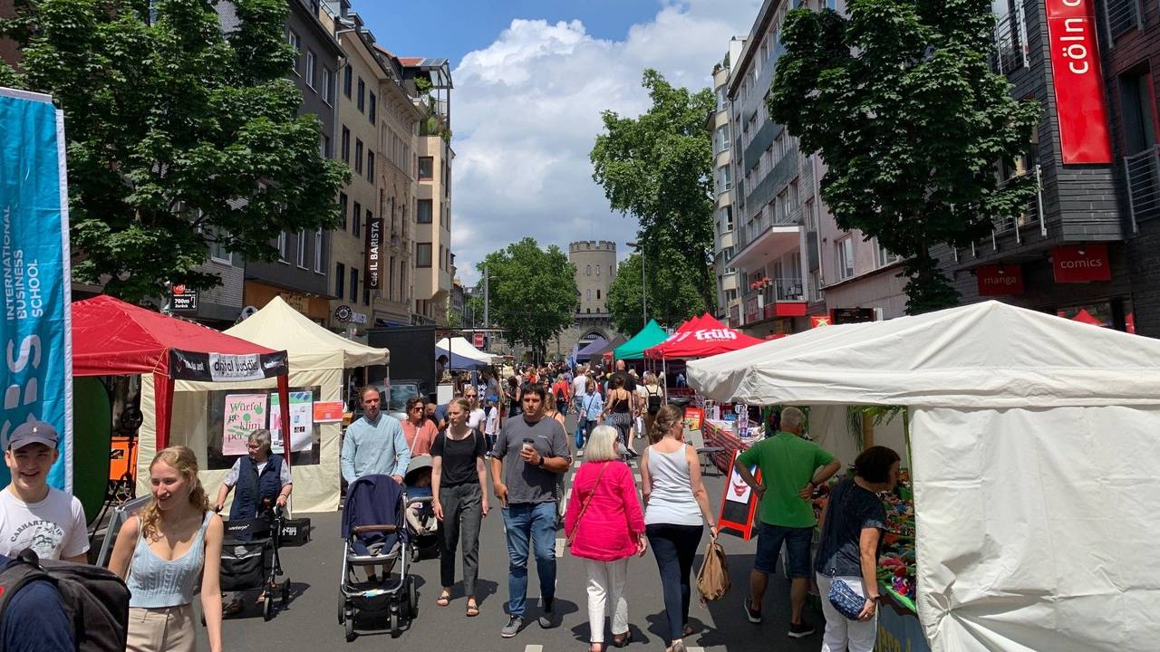 Besucherinnen und Besucher des Südstadt-Festes auf der Bonner Straße in Köln.