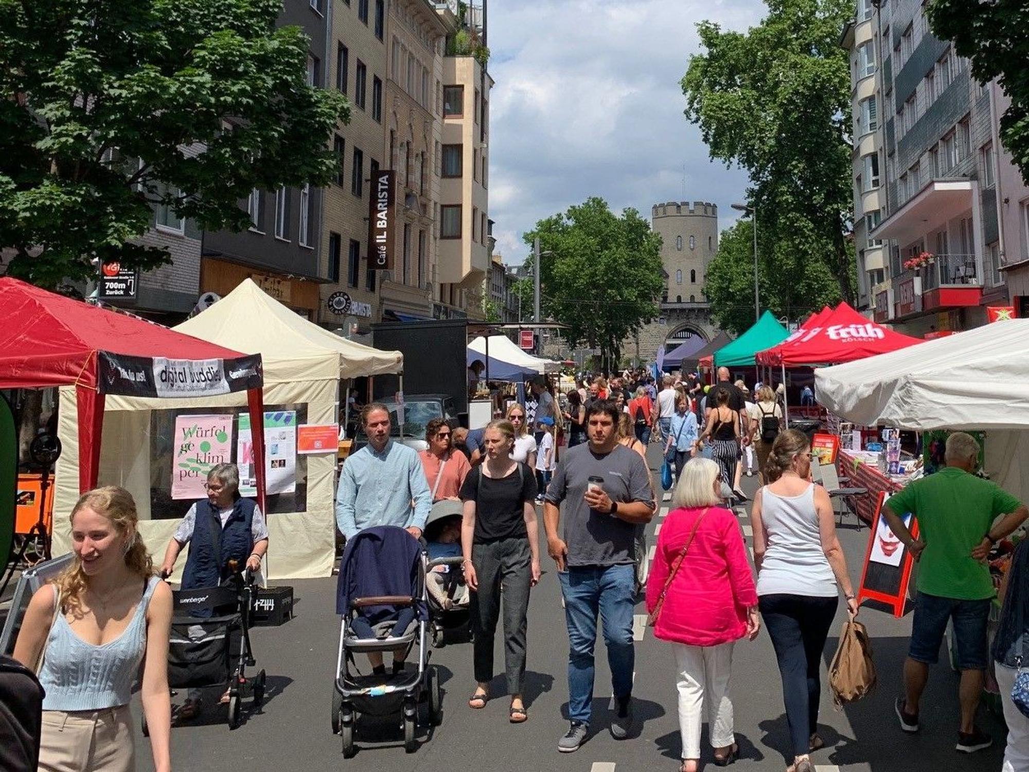 Besucherinnen und Besucher des Südstadt-Festes auf der Bonner Straße in Köln.