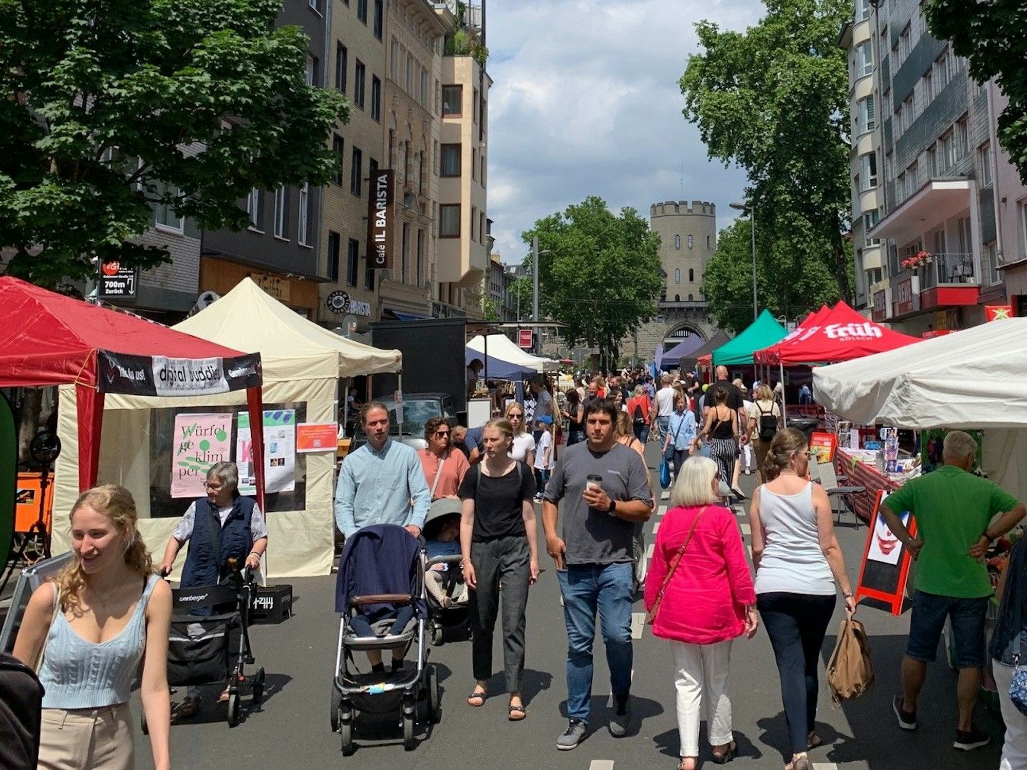 Besucherinnen und Besucher des Südstadt-Festes auf der Bonner Straße in Köln.