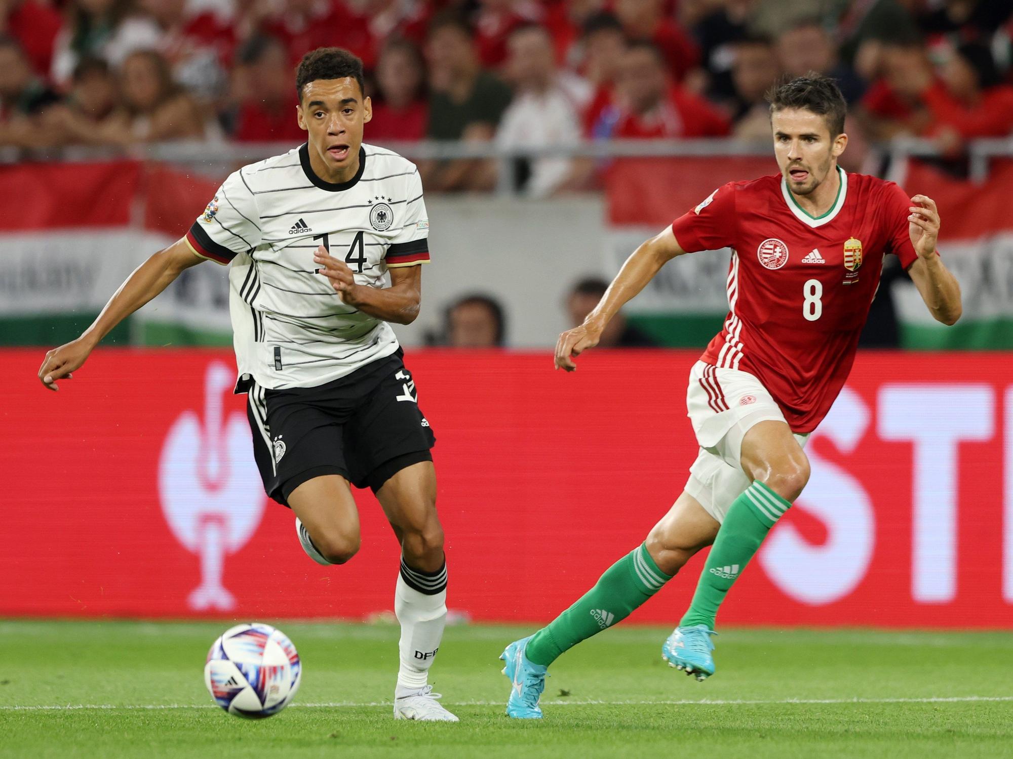 Jamal Musiala entwischt Adam Nagy im Nations-League-Spiel in Budapest