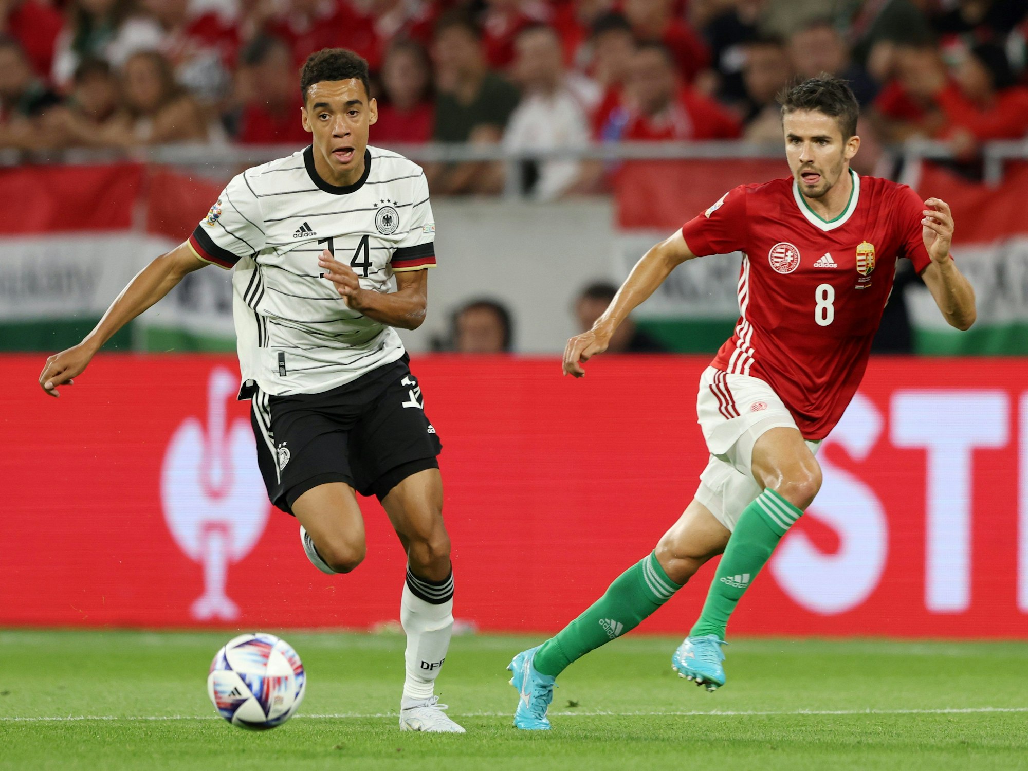 Jamal Musiala entwischt Adam Nagy im Nations-League-Spiel in Budapest