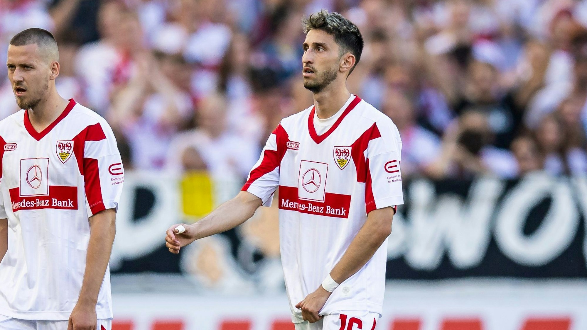 Stuttgarts Waldemar Anton (l) und Stuttgarts Atakan Karazor (r) reagieren im Spiel.