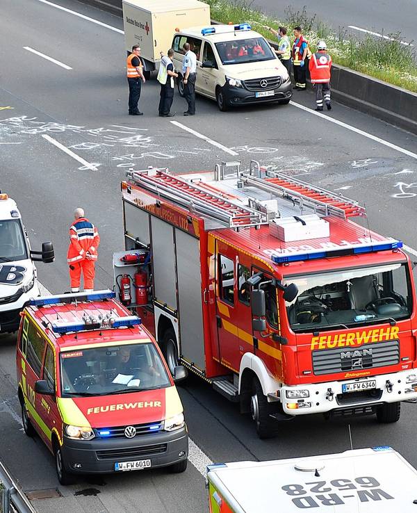 Rettungskräfte stehen nach einem Unfall auf der Autobahn 1 bei Wuppertal.