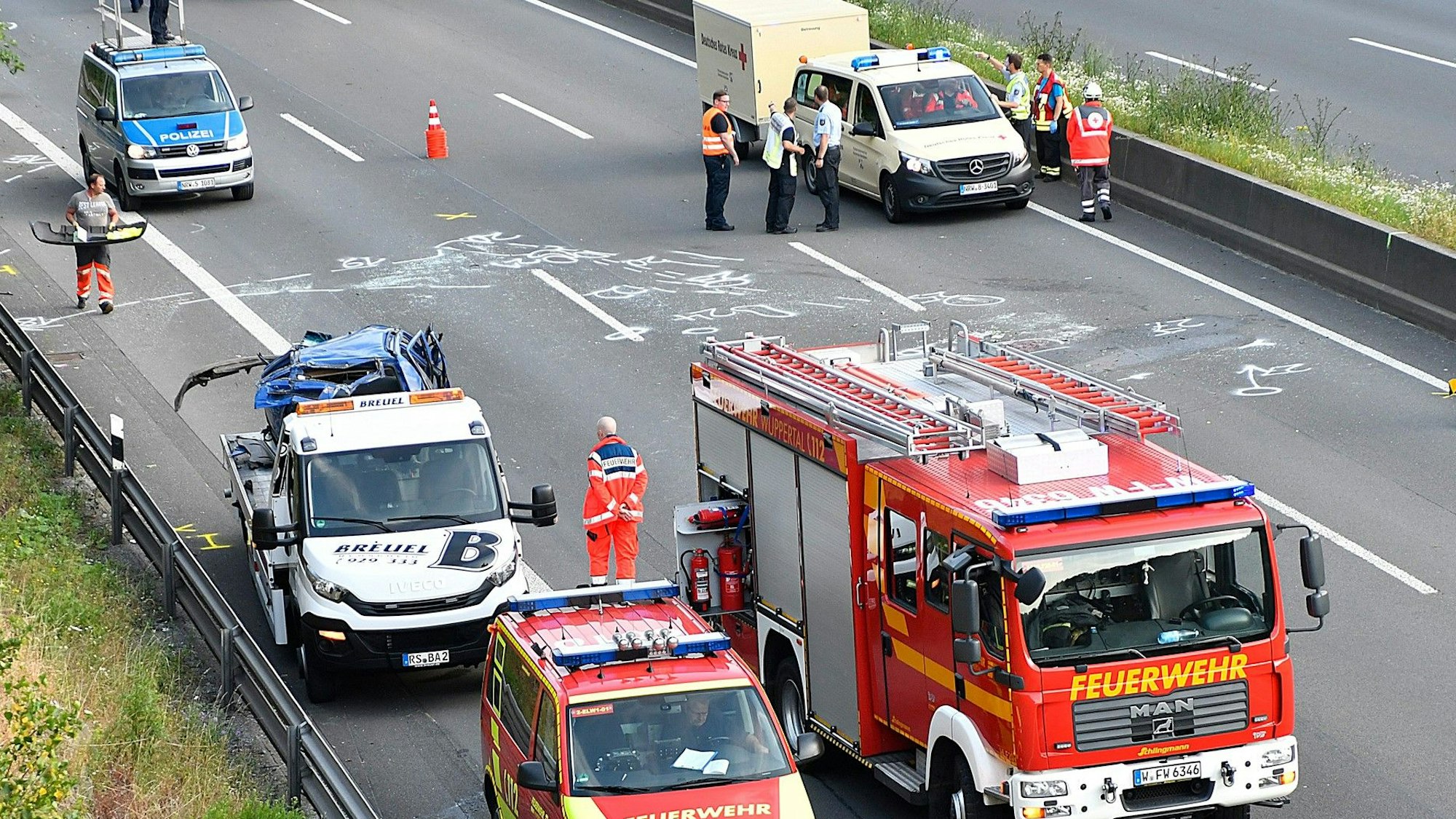 Rettungskräfte stehen nach einem Unfall auf der Autobahn 1 bei Wuppertal.