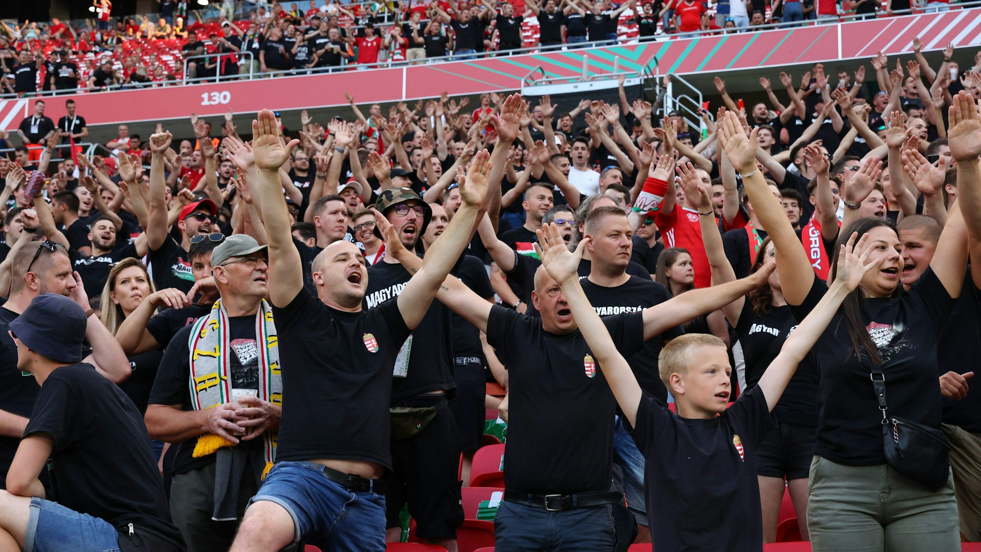 Ungarische Fans singen gemeinsam auf der Tribüne